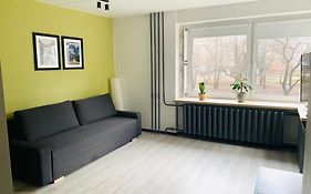 Modern & Cozy Gem - Spacious Central Retreat With Private Entrance